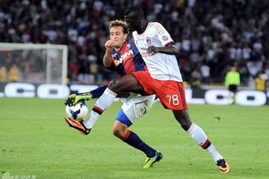 Juve thắng nhọc nhằn, AC Milan hút chết trước Bologna