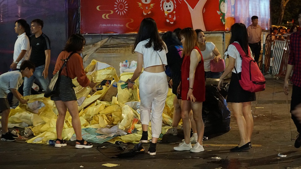 Phố đi bộ Nguyễn Huệ đầy rác sau đêm giao thừa - 11 Phố đi bộ Nguyễn Huệ đầy rác sau đêm giao thừa - 11