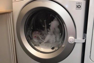 Cơn ác mộng phụ huynh: Một đứa bé 3 tuổi bị mắc kẹt trong máy giặt