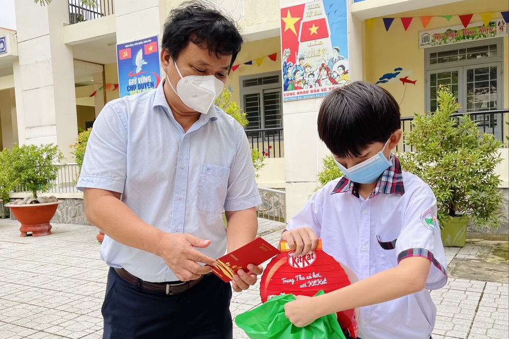 Gần 300 suất quà tình nghĩa đã đến với bệnh nhi F0 trong dịp Tết Trung thu - 2 Gần 300 suất quà tình nghĩa đã đến với bệnh nhi F0 trong dịp Tết Trung thu - 2