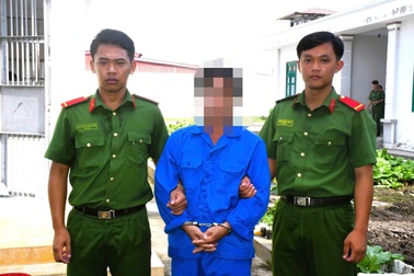Tạm giam gã "yêu râu xanh" 3 lần xâm hại con gái ruột