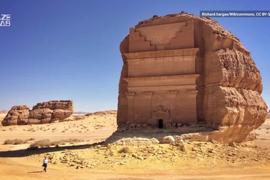 Ngôi mộ 2000 năm tuổi giữa sa mạc tạc từ khối đá cao bằng tòa nhà 4 tầng