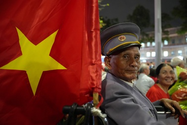 Hàng nghìn cựu chiến binh, đội mưa, thức xuyên đêm chờ đón đoàn diễu binh