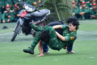 Nữ trinh sát biên phòng tay không bắt đối tượng buôn bán ma túy
