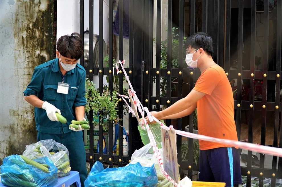 Anh thợ hàn đi mua rau rồi phát miễn phí tới dân ở khu cách ly - 3 Anh thợ hàn đi mua rau rồi phát miễn phí tới dân ở khu cách ly - 3