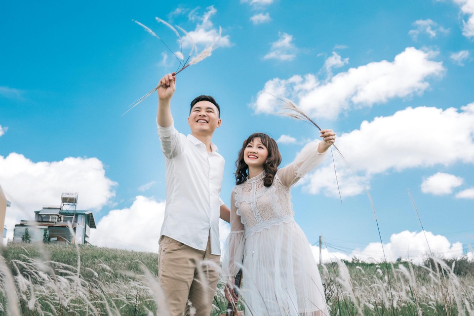 Bộ ảnh cưới lãng mạn “Hoàng hôn Đà Lạt” và ý tưởng có một không hai của anh thợ chụp ảnh - 2 Bộ ảnh cưới lãng mạn “Hoàng hôn Đà Lạt” và ý tưởng có một không hai của anh thợ chụp ảnh - 2