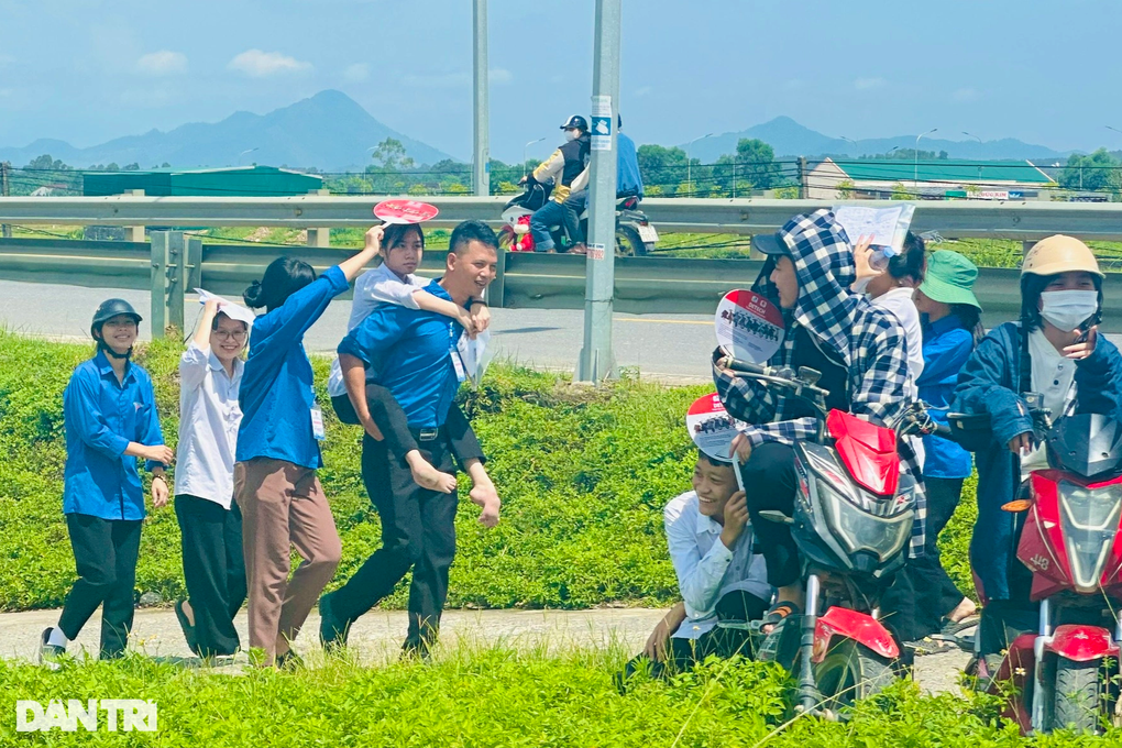 Thí sinh xương thủy tinh được Bí thư Đoàn xã cõng vào điểm thi - 1 Thí sinh xương thủy tinh được Bí thư Đoàn xã cõng vào điểm thi - 1