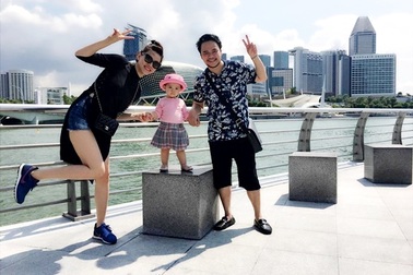 Vợ chồng siêu mẫu Trang Nhung đưa nhóc tì vi vu kì nghỉ lễ