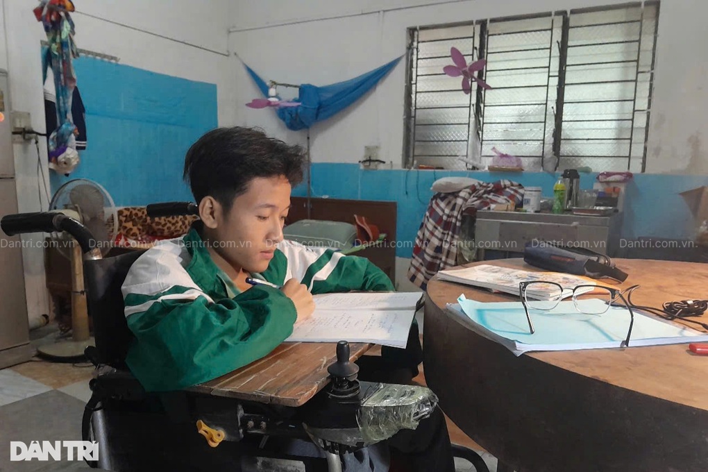 Xót xa nam sinh viên liệt nửa người cầu cứu có cơ hội được học đại học - 3 Xót xa nam sinh viên liệt nửa người cầu cứu có cơ hội được học đại học - 3