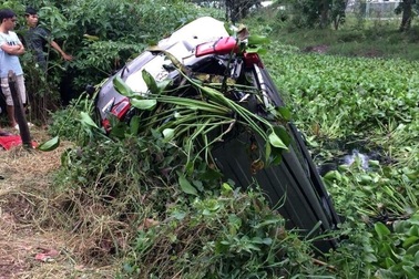 Xe "liệng" vào nhà dân tông chết người rồi cắm đầu xuống kênh