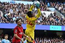 Thủ môn Onana bị chỉ trích vì khiến Man Utd thủng lưới quá nhiều