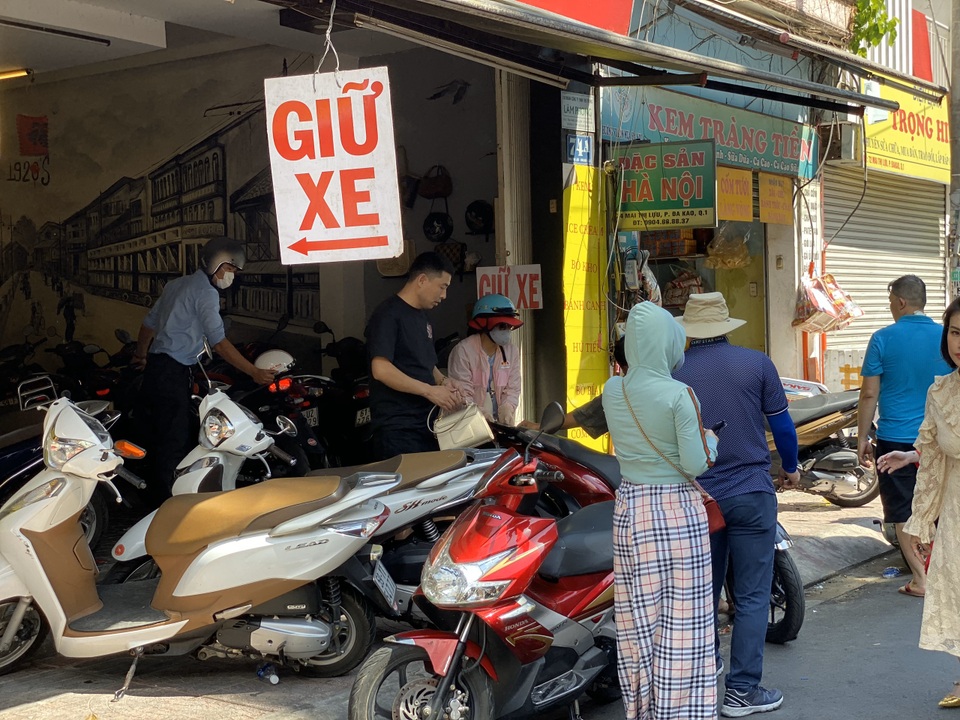 Người đi lễ bị chặt chém phí gửi xe, điểm trông giữ hốt bạc ngày Tết - 4 Người đi lễ bị chặt chém phí gửi xe, điểm trông giữ hốt bạc ngày Tết - 4