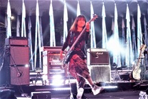 Ban nhạc rock toàn bạn trẻ "quậy tung" đêm diễn tại Hà Nội