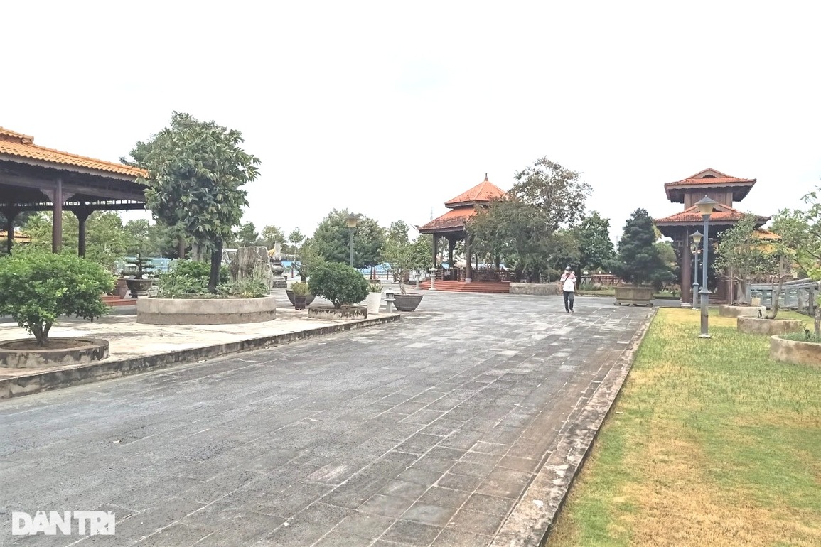 Cận cảnh biệt phủ của đại gia miền Tây được rao bán giá 200 tỷ đồng - 10 Cận cảnh biệt phủ của đại gia miền Tây được rao bán giá 200 tỷ đồng - 10