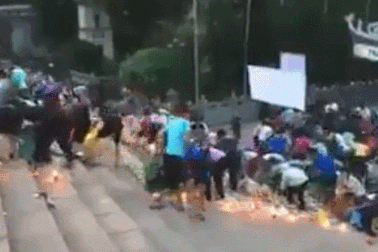 “Sốc” cảnh hàng trăm người dân lao vào “cướp” đồ cúng ở chùa Hương