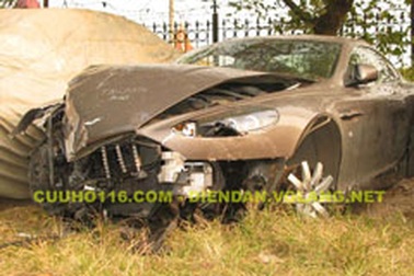 Siêu xe Aston Martin lâm nạn tại Hà Nội 