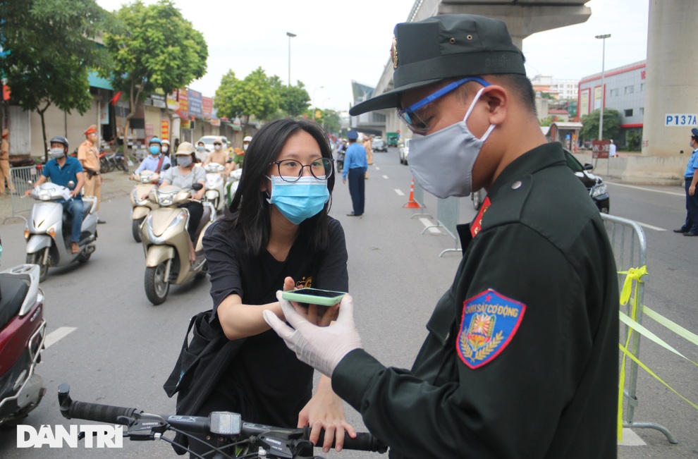 Hàng nghìn người Hà Nội đổ ra đường sau thông báo dùng giấy đi đường cũ - 10 Hàng nghìn người Hà Nội đổ ra đường sau thông báo dùng giấy đi đường cũ - 10