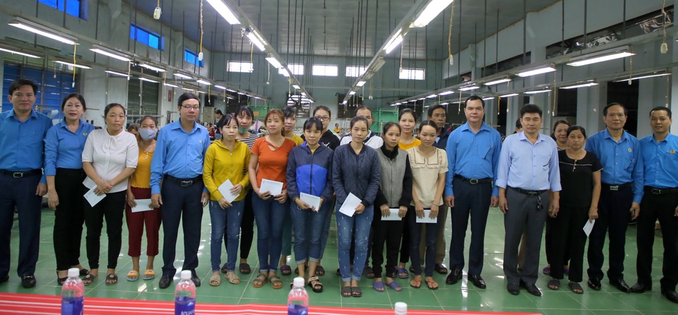 Lãnh đạo Tổng LĐLĐ Việt Nam tặng quà cho công nhân bị ảnh hưởng do mưa lũ - 2 Lãnh đạo Tổng LĐLĐ Việt Nam tặng quà cho công nhân bị ảnh hưởng do mưa lũ - 2