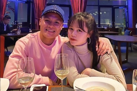 Cầu thủ Quang Hải đăng ảnh khoác vai tình tứ cùng bạn gái mới
