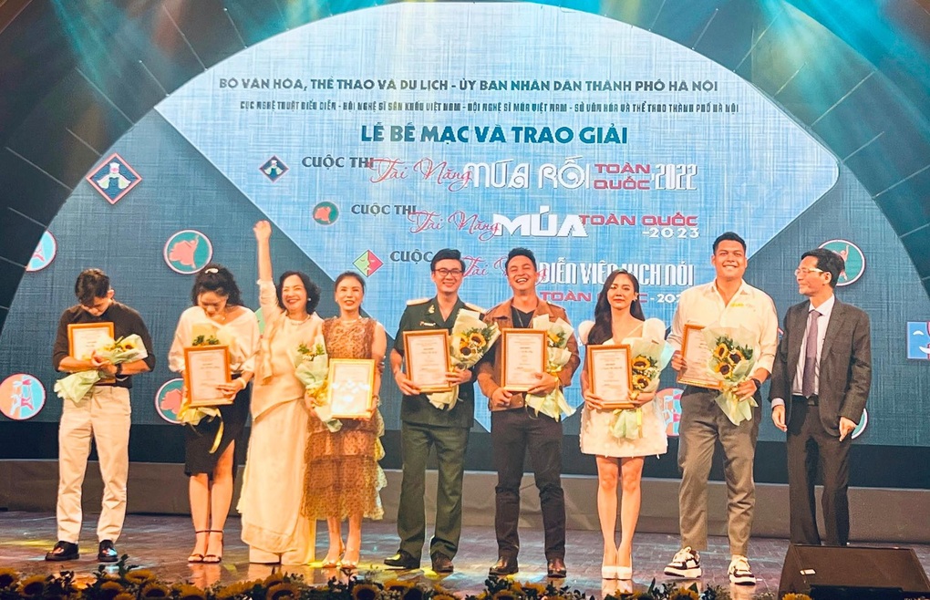 Nhiều nghệ sĩ còn loay hoay chưa thoát được cái bóng của mình - 5 Nhiều nghệ sĩ còn loay hoay chưa thoát được cái bóng của mình - 5