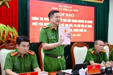 Đường dây làm giả thẻ ngành, sổ đỏ... hoạt động tinh vi từ Bắc vào Nam
