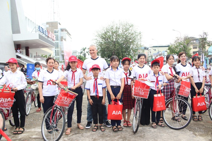 Hành trình Cuộc sống về với trẻ em có hoàn cảnh khó khăn Quảng Ngãi - Ảnh 2.