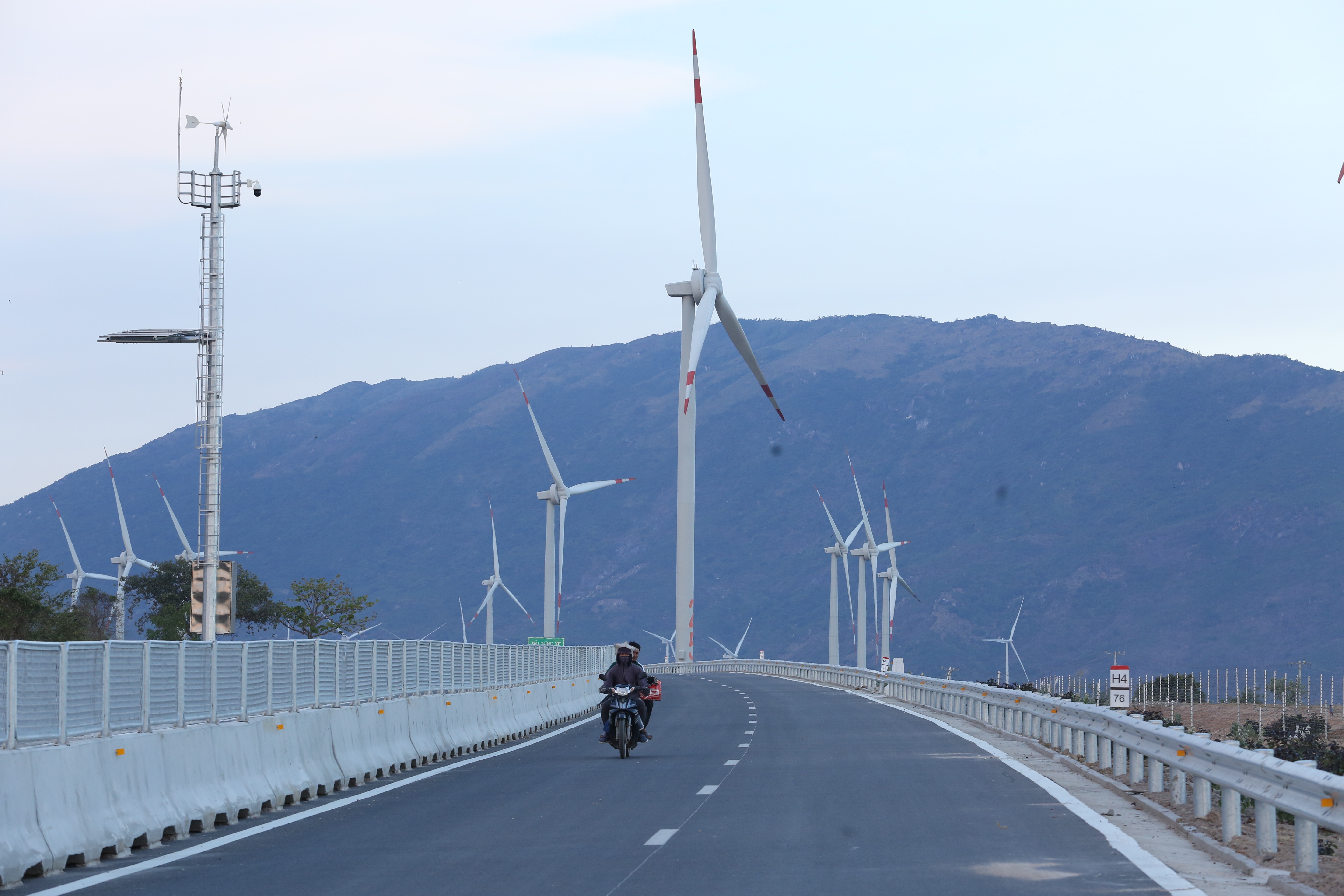 Cao tốc Cam Lâm - Vĩnh Hảo băng qua cánh đồng điện gió sắp thông xe - 3