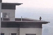 Clip "khoảnh khắc em bé đi cheo leo trên lan can tầng 28" nổi bật tuần qua