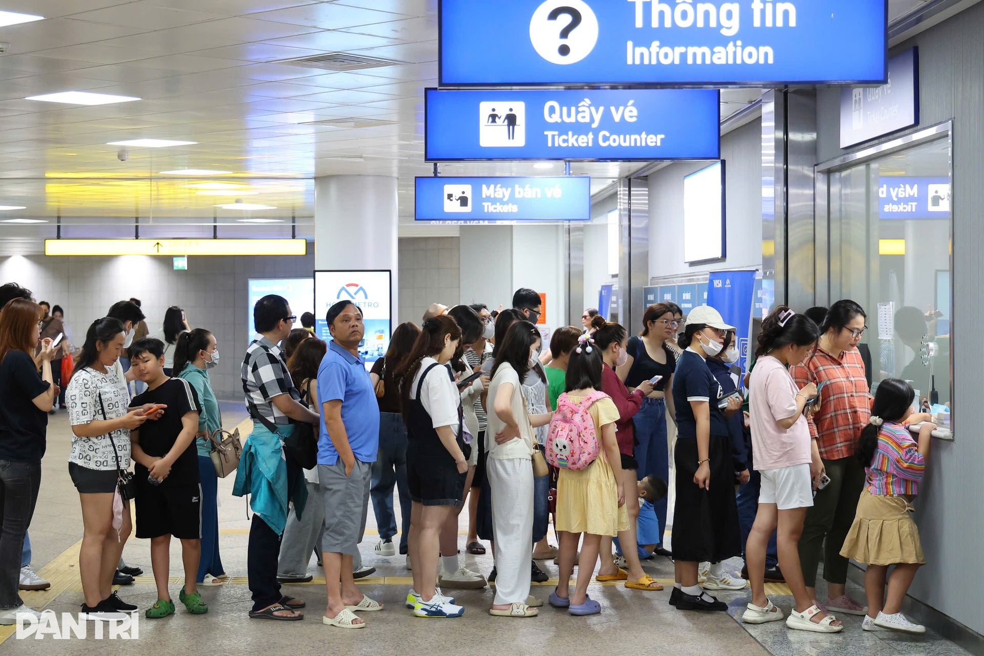 Người dân TPHCM xếp hàng dài đi Metro số 1 trong ngày khánh thành - 13 Người dân TPHCM xếp hàng dài đi Metro số 1 trong ngày khánh thành - 13