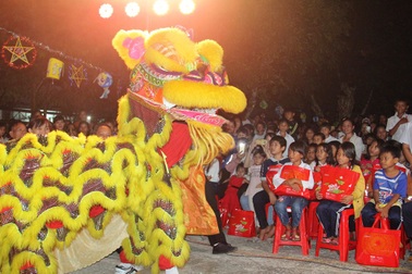 Hàng trăm em thiếu nhi xã miền núi vui trong đêm hội trăng rằm