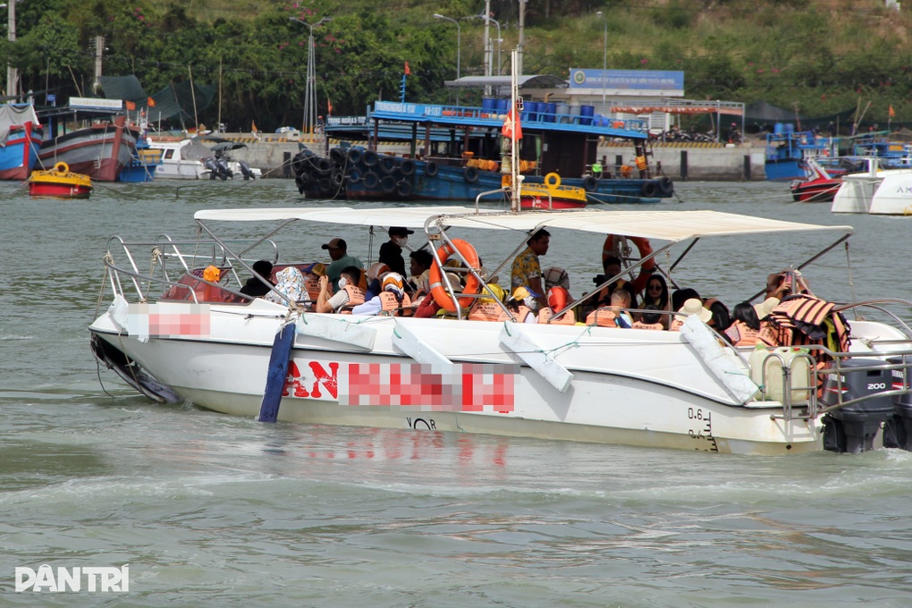 Nhiều tàu chở khách du lịch ở Nha Trang bị “tuýt còi” vì thiếu an toàn - 3 Nhiều tàu chở khách du lịch ở Nha Trang bị “tuýt còi” vì thiếu an toàn - 3