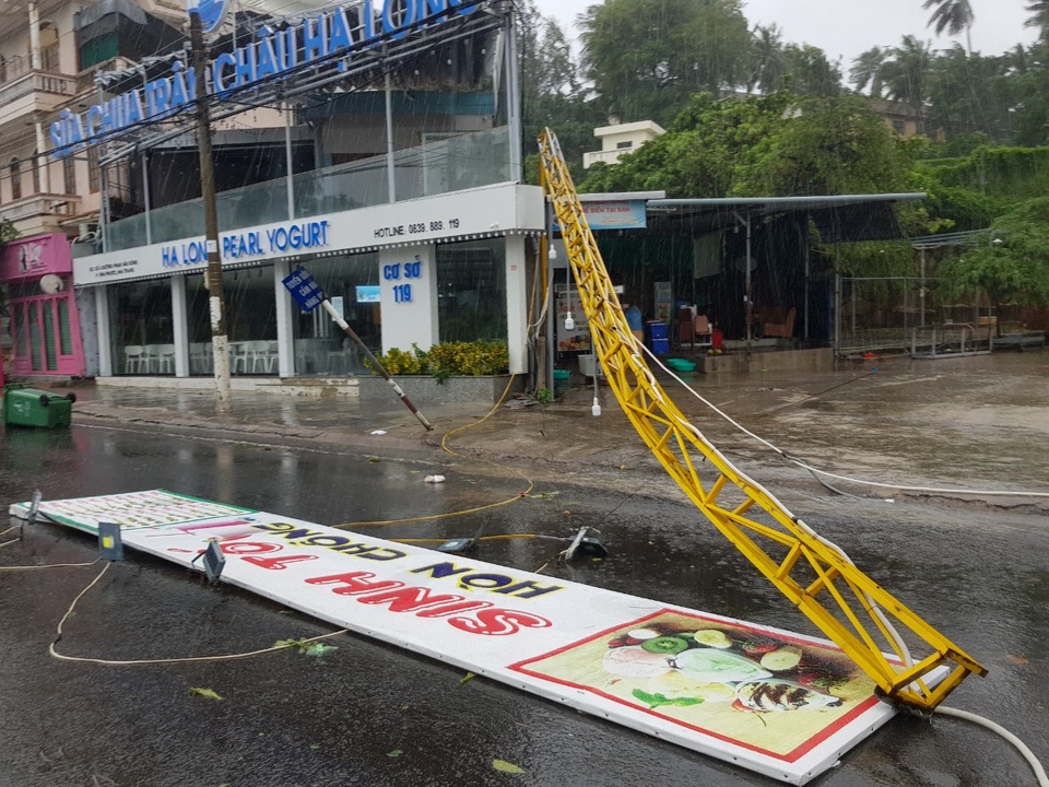 Đường phố Nha Trang tan tác trong bão số 12 - 10 Đường phố Nha Trang tan tác trong bão số 12 - 10