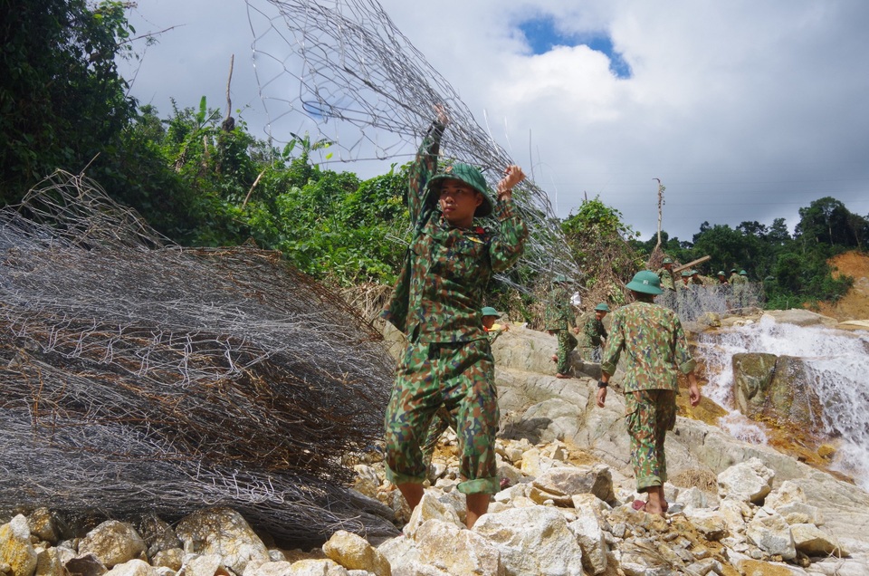 Khơi thông kênh nắn dòng chảy sông Rào Trăng để tìm người mất tích - 7 Khơi thông kênh nắn dòng chảy sông Rào Trăng để tìm người mất tích - 7