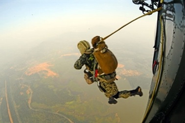Đặc công huấn luyện nhảy dù chống khủng bố