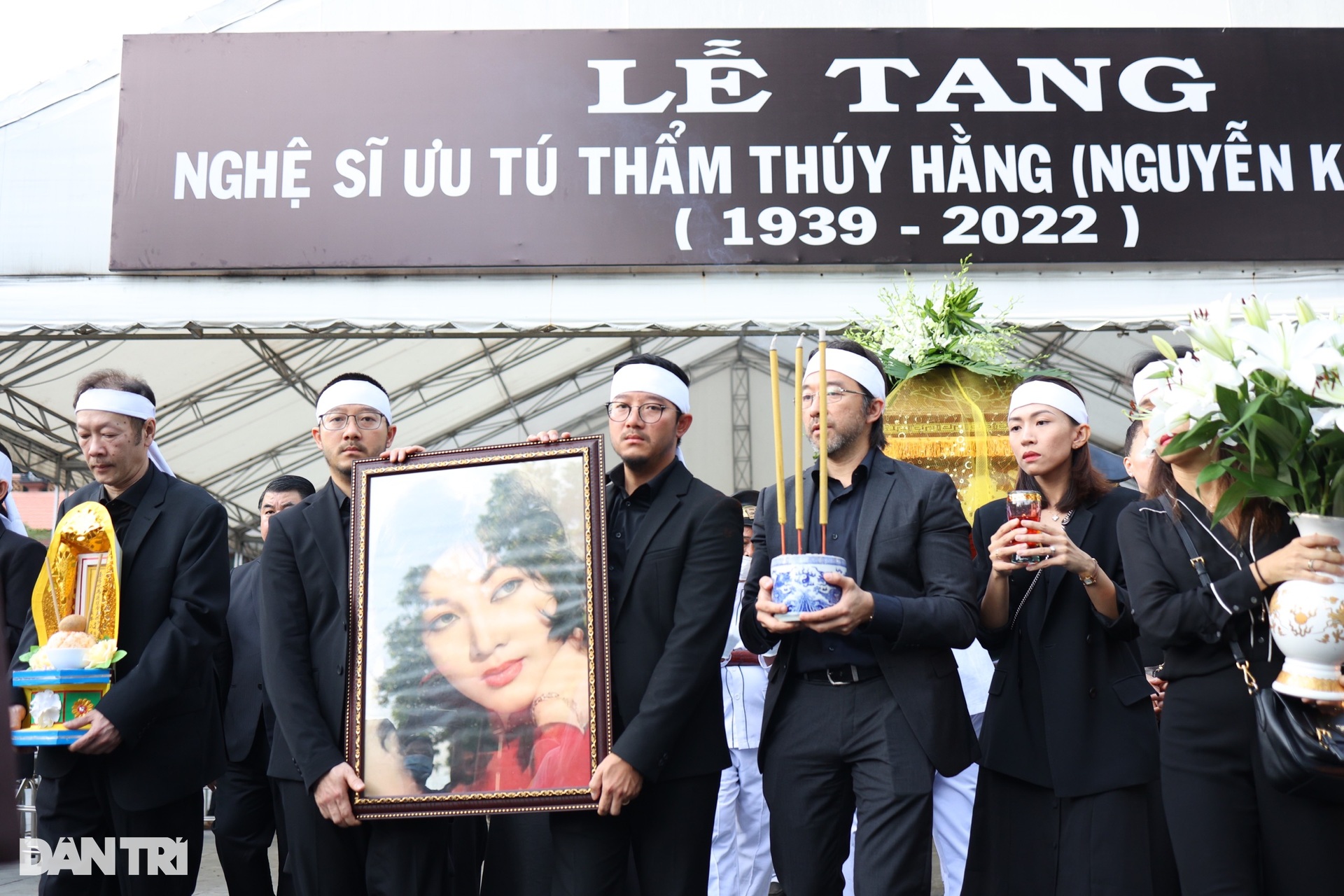 Tiễn biệt Thẩm Thúy Hằng: NSND Kim Cương đứng không vững, Mộng Tuyền nức nở - 10 Tiễn biệt Thẩm Thúy Hằng: NSND Kim Cương đứng không vững, Mộng Tuyền nức nở - 10