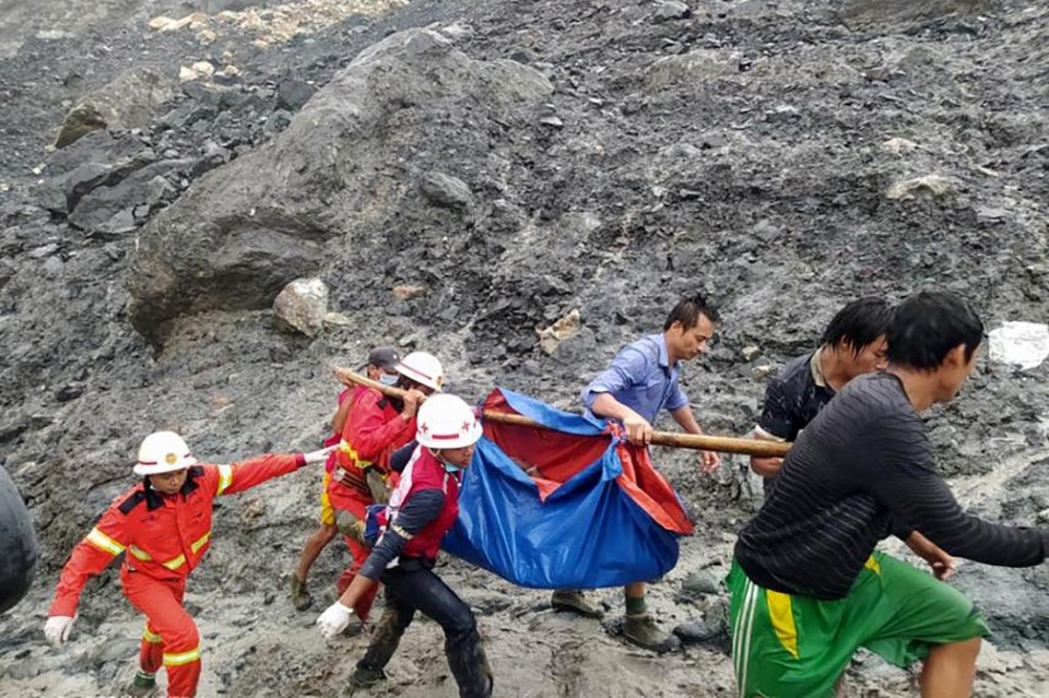 Thi thể nằm la liệt sau khi “sóng thần” bùn ập xuống mỏ ngọc Myanmar - 9 Thi thể nằm la liệt sau khi “sóng thần” bùn ập xuống mỏ ngọc Myanmar - 9