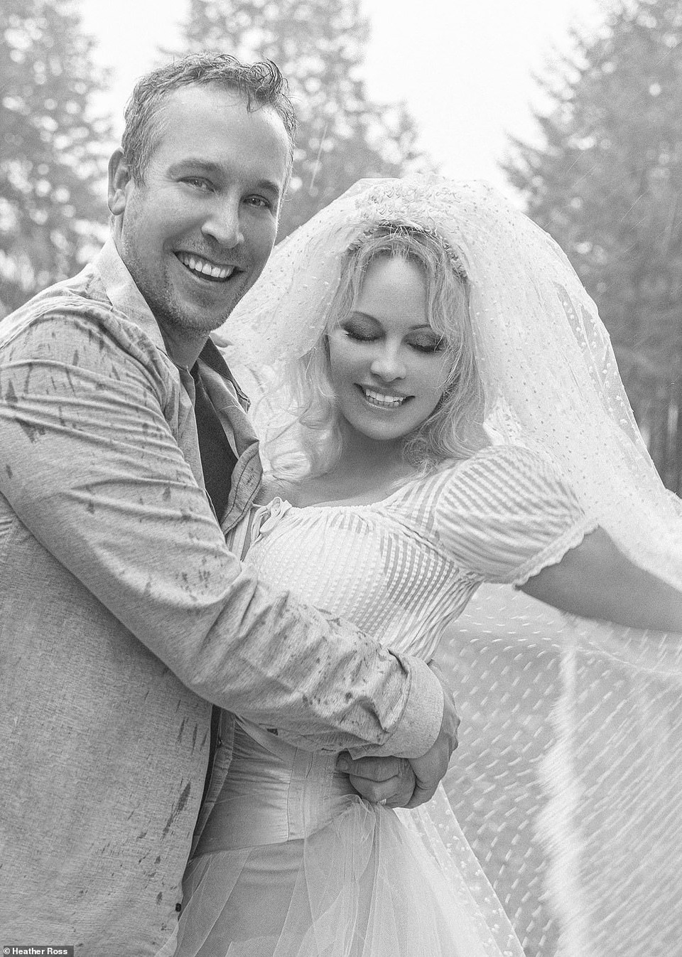 Bom sex Pamela Anderson cưới người chồng thứ 5 ở tuổi 53 - 1 Bom sex Pamela Anderson cưới người chồng thứ 5 ở tuổi 53 - 1