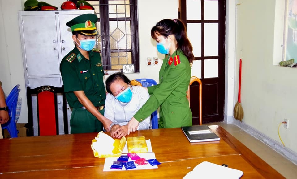 Đối tượng vận chuyển 12.000 viên ma túy bật khóc khi bị bắt giữ - 1 Đối tượng vận chuyển 12.000 viên ma túy bật khóc khi bị bắt giữ - 1