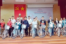 40 học sinh nghèo hiếu học được trao tặng xe đạp