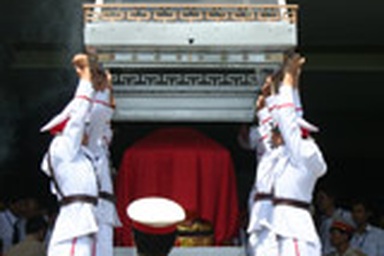 “Tiễn đưa anh Sáu về với cụ Hồ” 