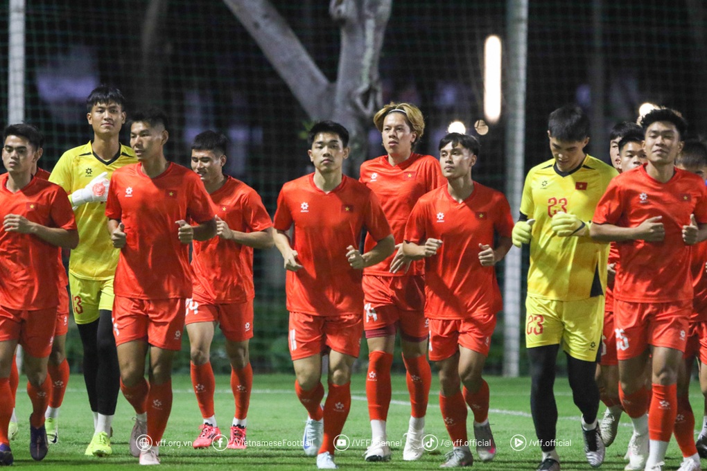 U23 Việt Nam hứng khởi trong buổi tập đầu tiên ở Indonesia - 1 U23 Việt Nam hứng khởi trong buổi tập đầu tiên ở Indonesia - 1