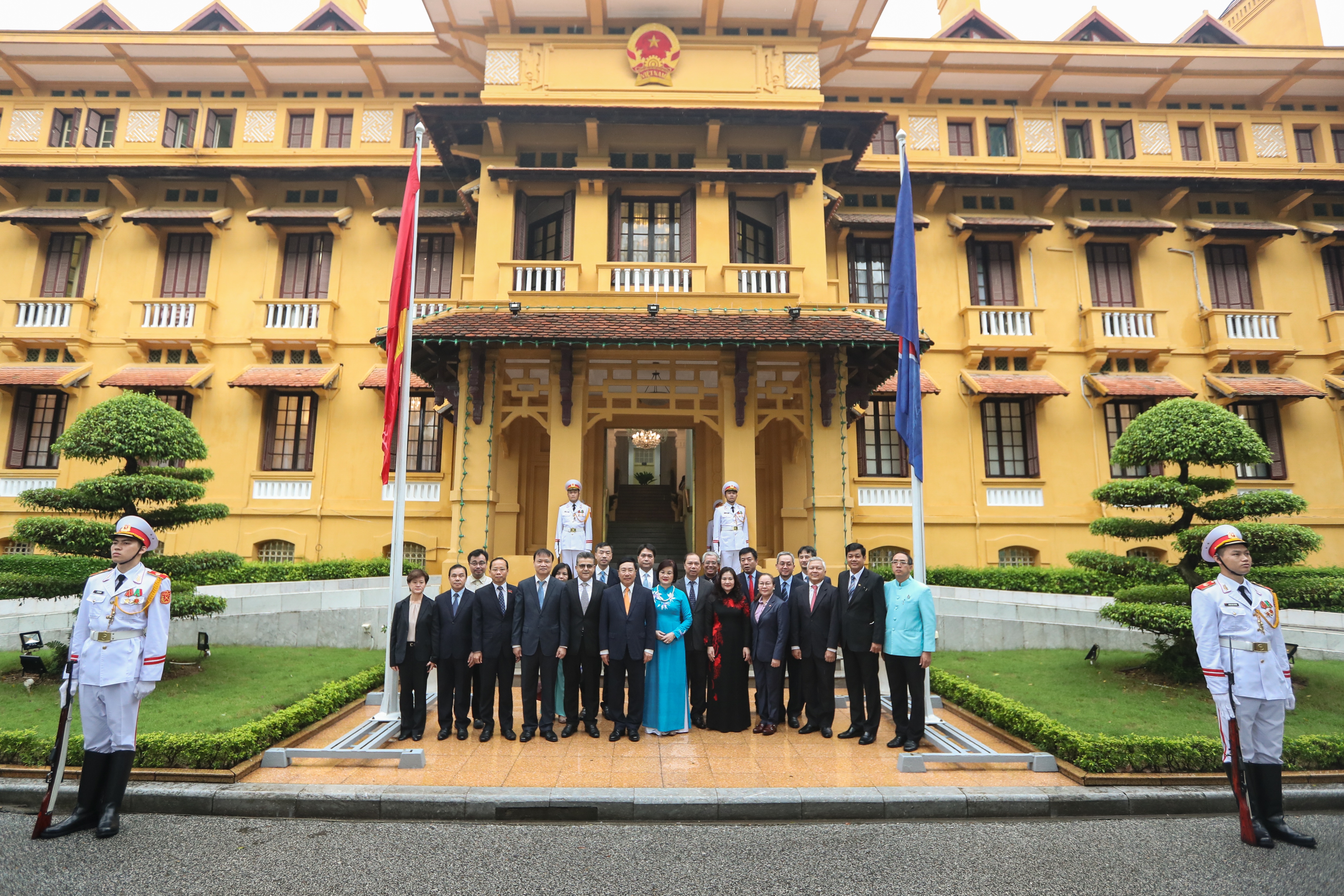 Trang trọng nghi lễ thượng cờ kỷ niệm 53 năm Ngày thành lập ASEAN - 7 Trang trọng nghi lễ thượng cờ kỷ niệm 53 năm Ngày thành lập ASEAN - 7