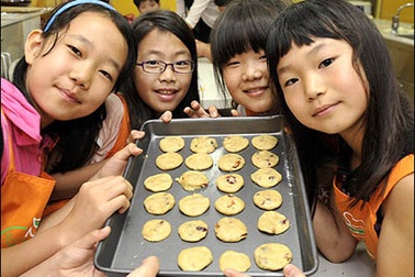 Học sinh Hàn Quốc học nấu ăn trên… xe buýt 