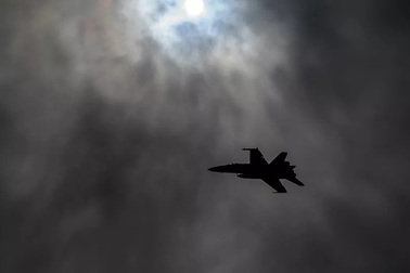 Video máy bay chiến đấu của Mỹ tiếp liệu giữa giông bão