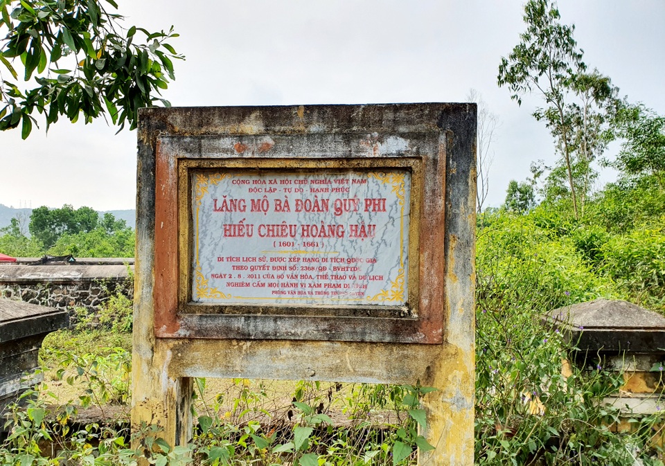 Khởi công trùng tu khu lăng mộ bà Đoàn Quý Phi - 2 Khởi công trùng tu khu lăng mộ bà Đoàn Quý Phi - 2
