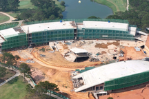 Chưa thể tháo dỡ công trình vi phạm trong sân golf Đồi Cù