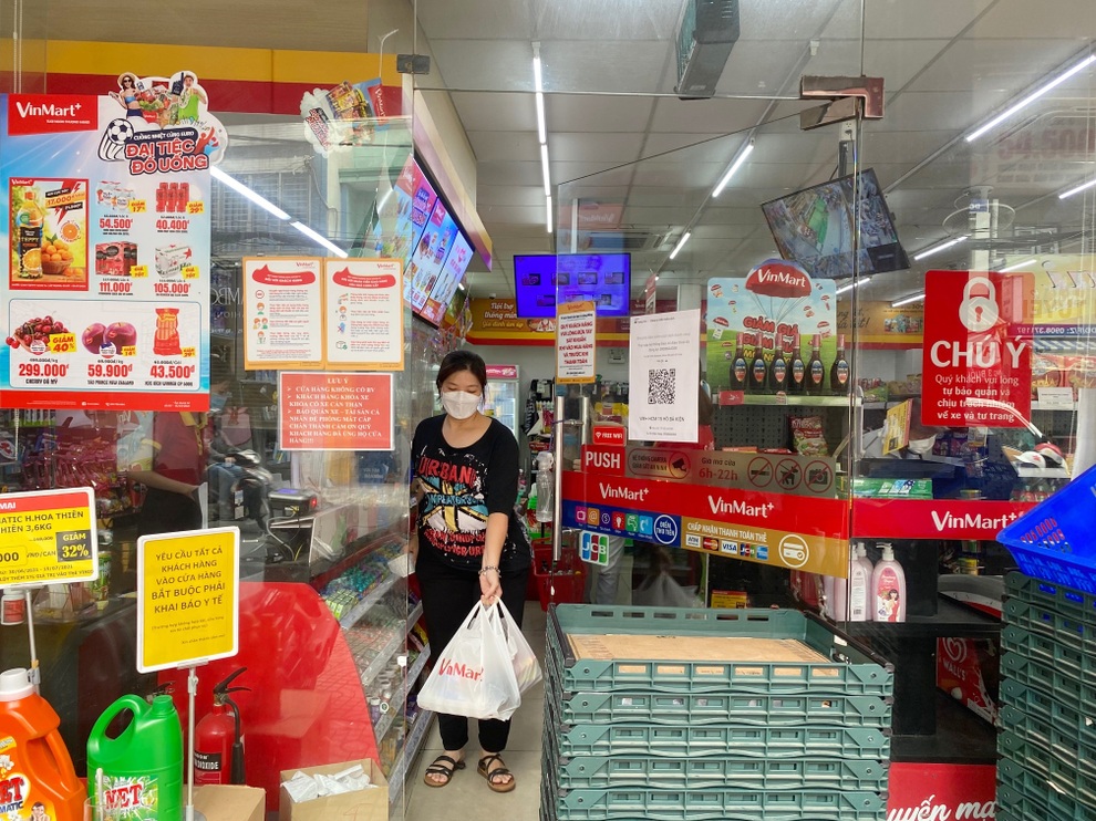 TPHCM ngày đầu giãn cách xã hội: Thực phẩm đầy ắp, người mua thưa thớt - 7 TPHCM ngày đầu giãn cách xã hội: Thực phẩm đầy ắp, người mua thưa thớt - 7