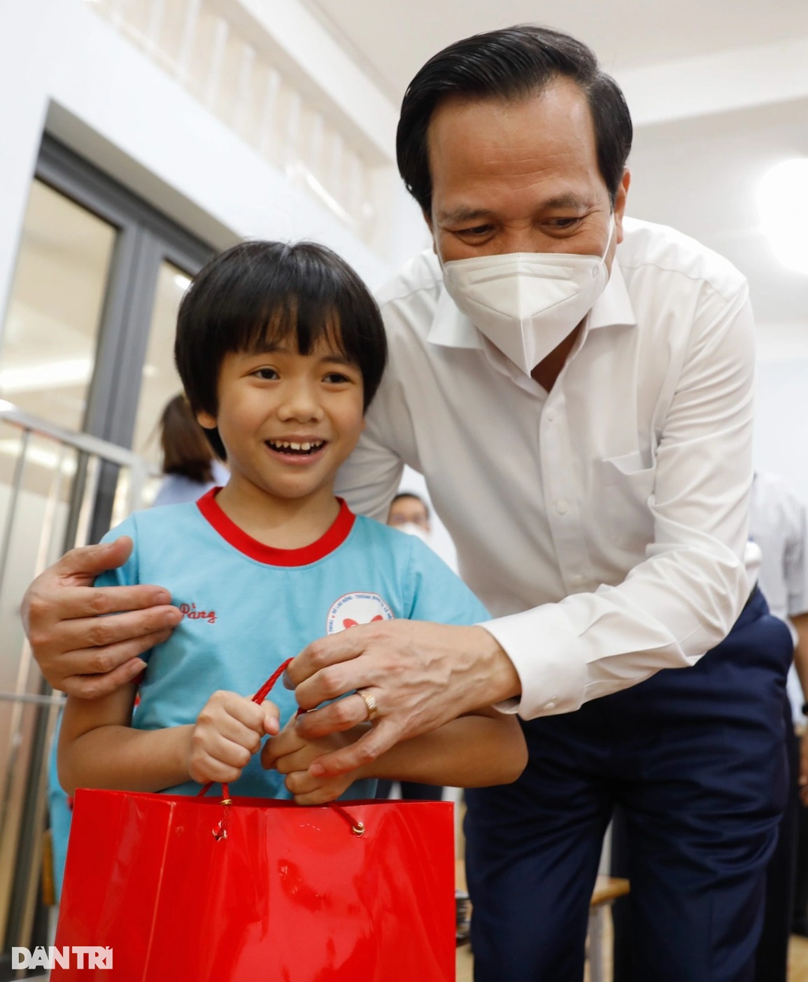 Hãy chăm sóc trẻ em khuyết tật bằng tình thương của cha mẹ - 1 Hãy chăm sóc trẻ em khuyết tật bằng tình thương của cha mẹ - 1