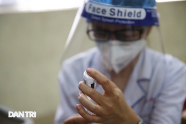 Hà Nội: Cho thôi việc nữ cán bộ phường đưa chồng vào danh sách tiêm vắc xin