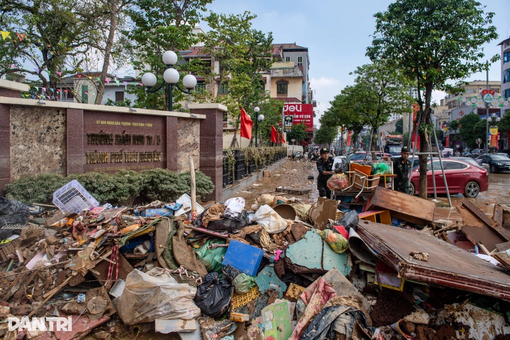 Giáo viên phát “phiếu bé ngoan” cho chiến sĩ dọn dẹp sau lũ - 2 Giáo viên phát “phiếu bé ngoan” cho chiến sĩ dọn dẹp sau lũ - 2